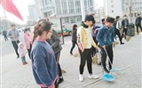 建筑工程系分團委開展“保護環(huán)境，你我同行”志愿者活動